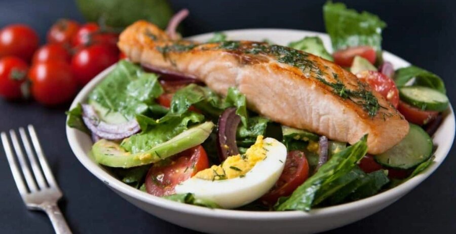 Салат из лосося и авокадо