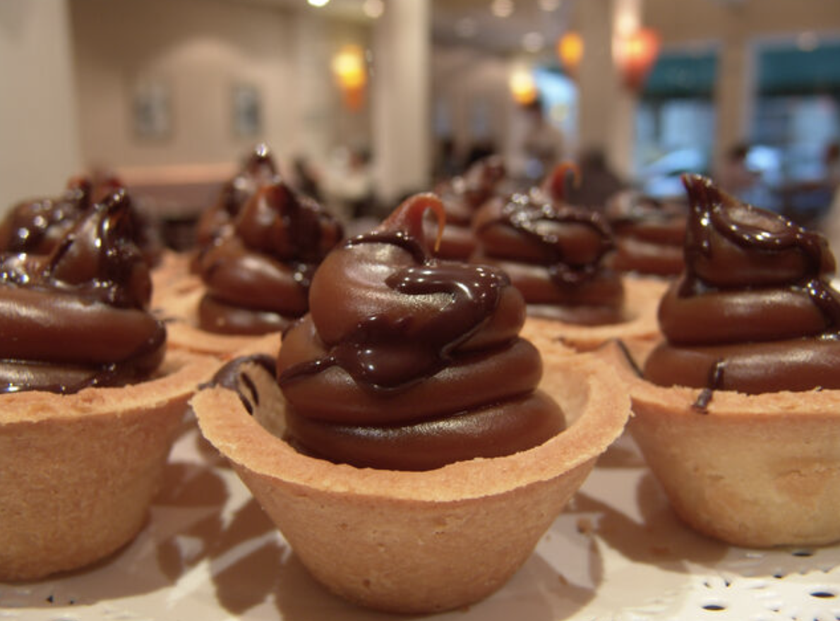 Захотелось сладкого? Может лучше поспать?