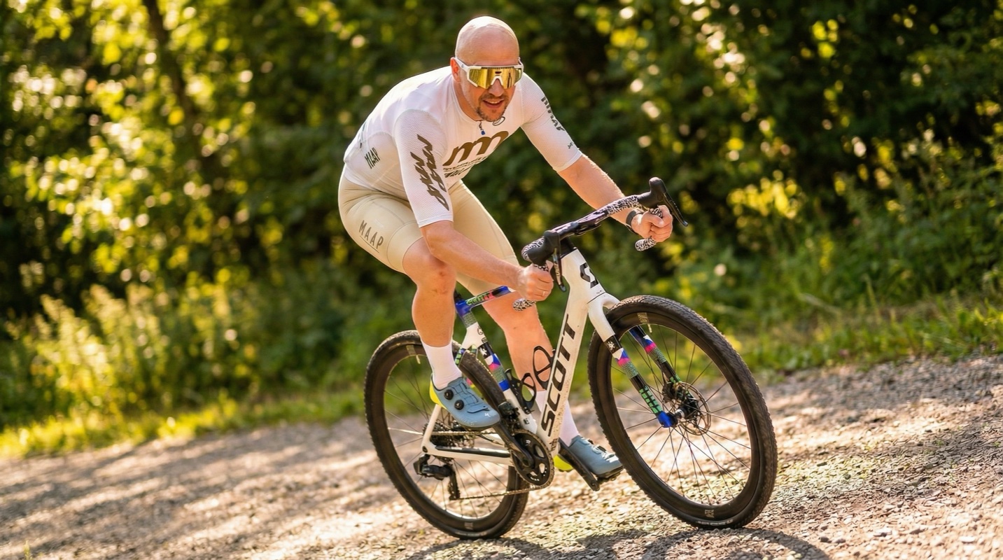 Александр Бондарь на велосипеде